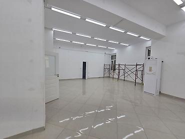 Коммерциялык кыймылсыз мүлктү ижарага берүү: Сдаётся в аренду просторное коммерческое помещение в двухэтажном — 1