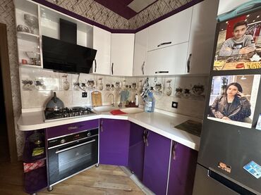 Çarpayılar: Bu mətbəx mebel dəsti müasir dizaynı və funksionallığı ilə diqqət