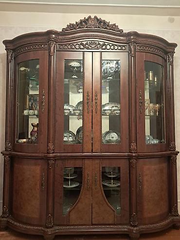 kombi şkafı: Klassik üslubda böyük vitrin-bufet mebeli - Material: tünd qəhvəyi — 1