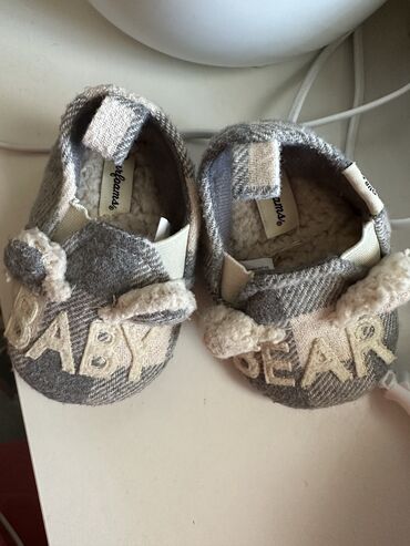 детская обувь пинетки: Пинетки куплены в Канаде, очень теплые, не успели надеть. Неношеные