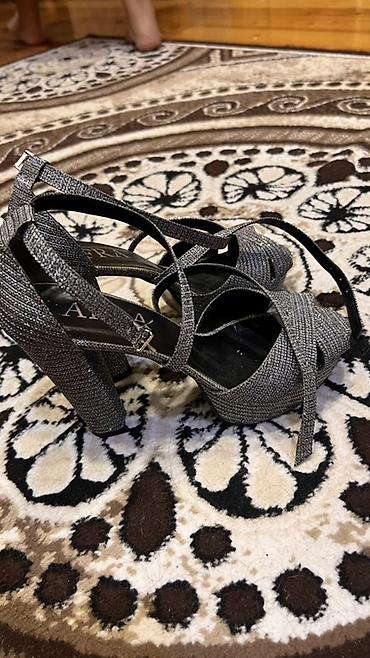 adidas ayaqqabı: AFRA qadın ayaqqabısı – parıltılı gümüşü rəngdə platformalı sandal. 1 — 2