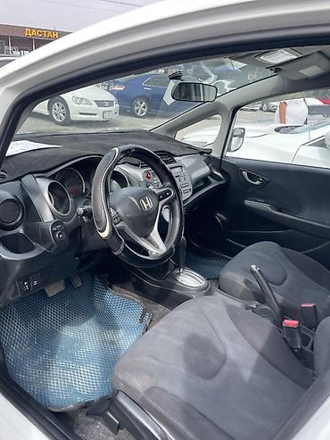 audi q6: Honda Jazz: 2009 г., 1.3 л, Автомат, Бензин, Хэтчбэк — 3