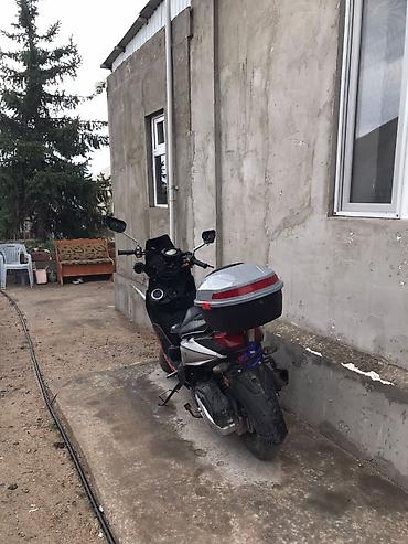 реплика мото: Скутер/мопед 165 см³ (визуально — спортивный городской). Основные — 3