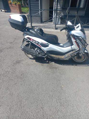 t max: Скутер (макси-скутер) белого цвета с ветровым стеклом и защитными — 2
