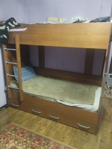 кравать односпальная: Двухъярусная кровать из ЛДСП в древесном тоне. - Два спальных места