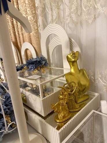 Xonçalar: 12 ədəd xonça satılır 1 dəfə istifadə olunub. Yenidir. Güllər və — 6