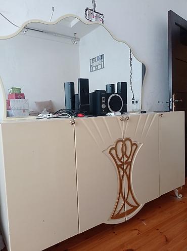 komodlar: Zərif dizaynlı qonaq otağı mebel dəsti - Rəng: krem/ivori, qızılı — 2