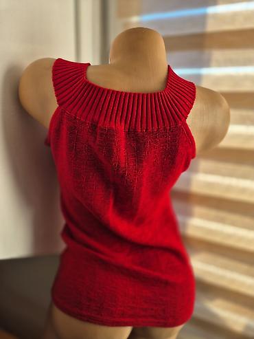 Bluze: Sedam bluzica sa neznatnim tragovima korišćenja. Zelena - M veličina — 13