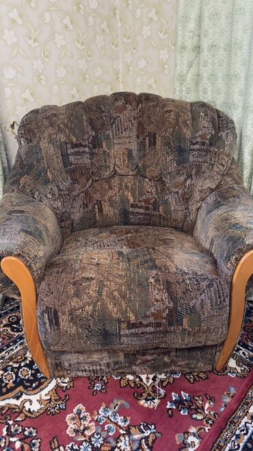 шкаф с раздвижными дверями: Мягкий комплект для гостиной: диван и два широких кресла. -