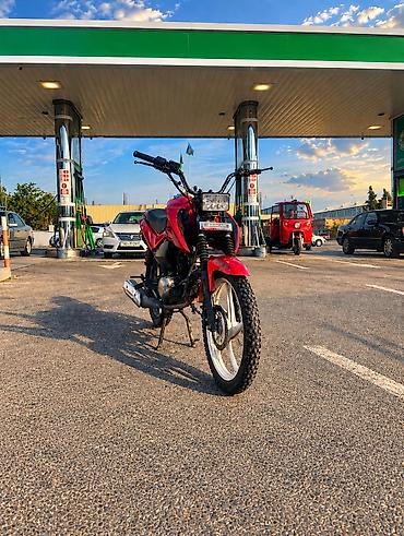 motosiklet sənədli: Qırmızı rəngli yüngül motosiklet - Şəhər və kənd yolları üçün yığcam — 4