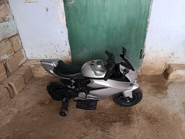 usaq belekleri: Uşaq üçün elektrik motosikleti – gümüş rəngli sport dizayn