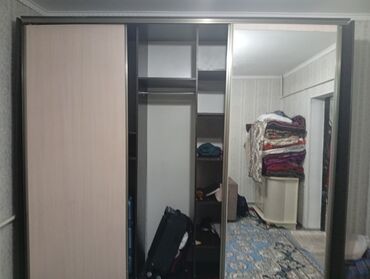 вязаный плед: Купе шкаф, Күзгүсү менен, Жыгач