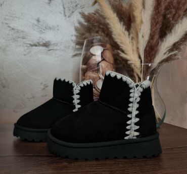 Ugg čizme: Dečije čizmice kolekcija 
jesen zima 
Cena 3500
Vel. 25-36 
P/30 — 6