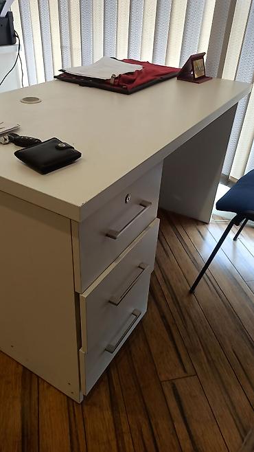Ofis mebeli: Ofis masasının təsviri uzun. 130cm / en 70cm / hünd. 78cm - Rəng — 1