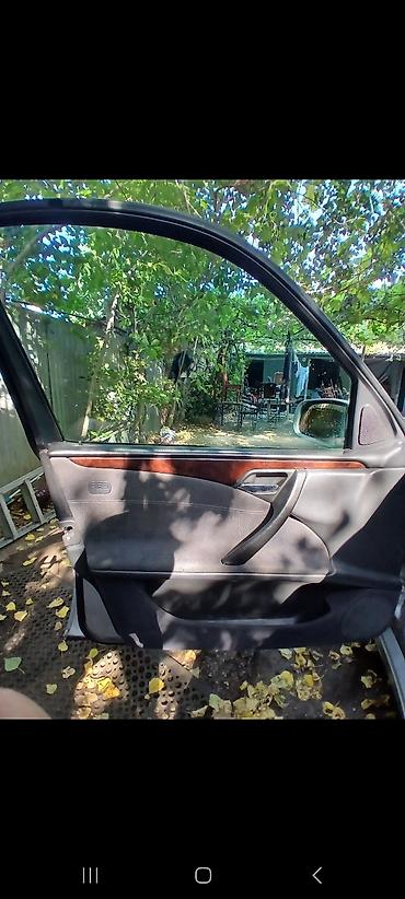 w210 duman: Mercedes-Benz E‑Class (W210) sedan, gümüşü rəng. - Kuzov: 4 qapılı — 6