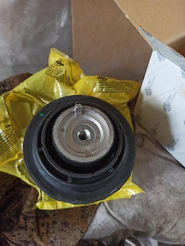 Другие автозапчасти: Продаю подушки двигателя Мерседес 211 .3000 сом .пара. поворотник — 1