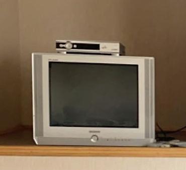 macbook pro m3: Televizor və üstündə yerləşdirilən rəqəmsal TV qəbuledicisi dəsti — 1