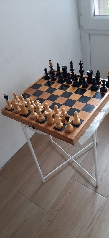 odnošenje starog nameštaja: Stari šah