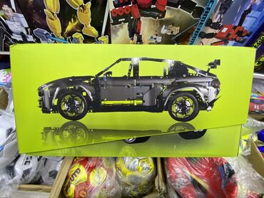 Оюнчуктар: Конструктор автомобиля, выполненный в черном цвете с яркими желтыми