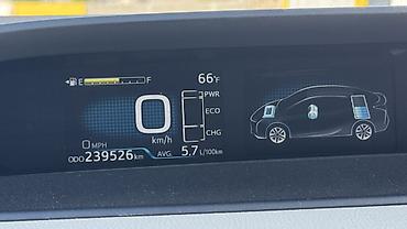 8: Toyota Prius: 2016 г., 1.8 л, Вариатор, Гибрид, Хэтчбэк — 3