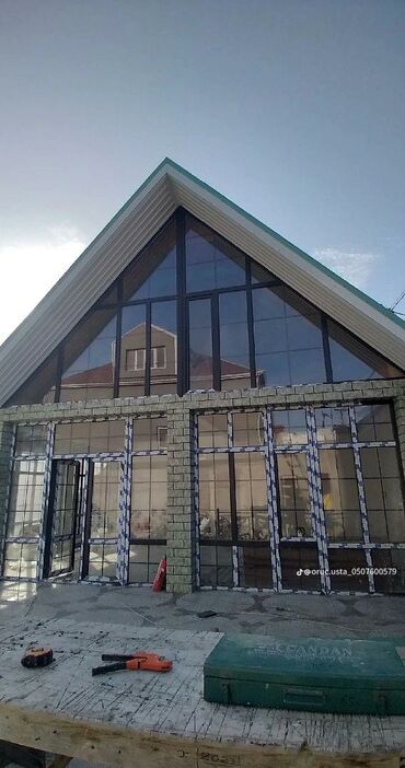 Отопление и нагреватели: Evin fasadında istifadə olunan qara rəngli pəncərələr və qapılar