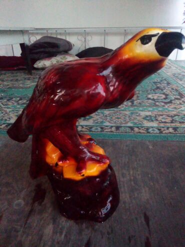 статуя: Продаю статуэтку орла материал незнаю вроде гипс он типо капилки