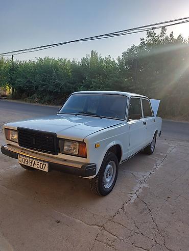 VAZ (LADA): VAZ 2107 sedan – klassik ağ rəngdə, 4 qapılı, arxaötürücülü. Texniki — 1