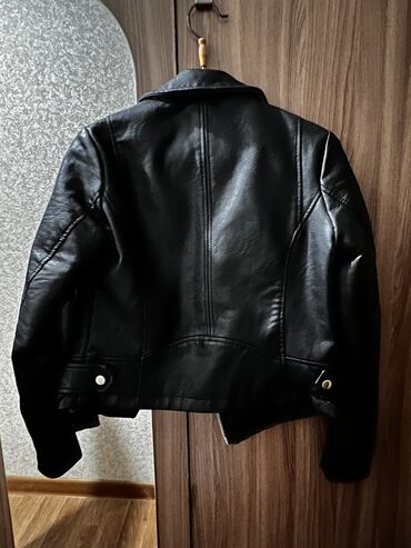 пиджак xs: Косуха из искусственной кожи. Размер xs, бренд terranova. Состояние