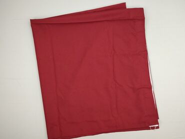 Poszewka na poduszkę w kolorze głębokiej czerwieni. Charakteryzuje się