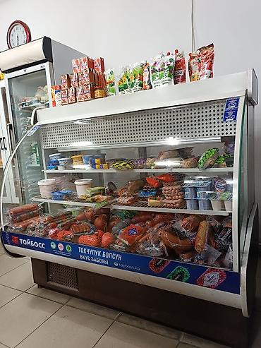 промышленные столы: Холодильная витрина с ассортиментом продуктов - Стеклянная — 1