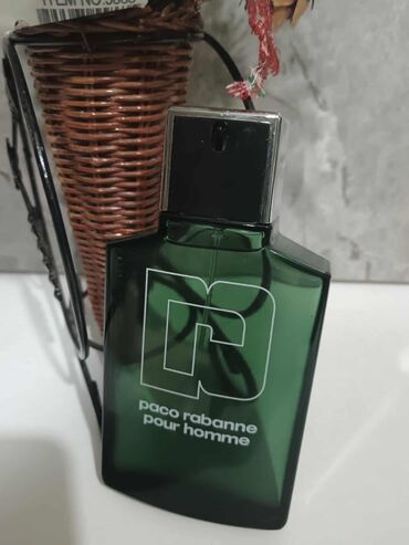 Parfemi: Crna bočica parfema Versace Crystal Noir sa fasetiranim čepom u obliku — 4