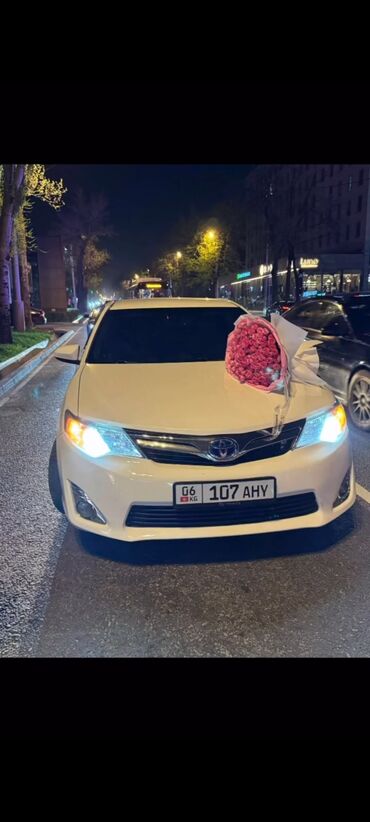 купить машину шевроле: Белый седан Toyota Camry Hybrid, оснащенный гибридной силовой