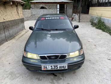 фара опель вектра б: Седан Daewoo Nexia темно-серого цвета, оснащенный четырьмя дверями и