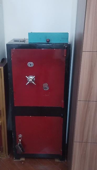 Metal seyf – iki bölməli, gücləndirilmiş konstruksiya. - Korpus: qalın