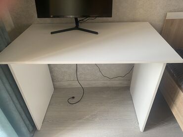 Столы: Компьютерный Стол, цвет - Белый, Б/у