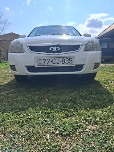 VAZ (LADA): Lada Priora sedan, ağ rəng. - Nömrə: 77-CJ-835 (AZ) - Mühərrik: benzin — 6