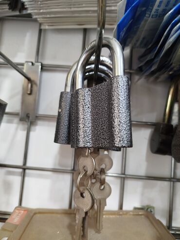 qapi uzu: Möhkəm asma kilid dəsti - Material: qalın, möhkəm metal gövdə, polad
