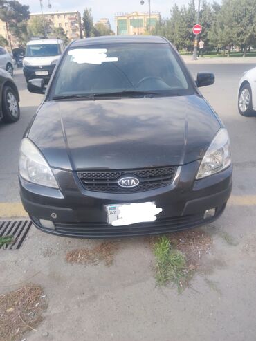 nissan kia: Kia Rio: 1.5 l | 2005 il Sedan