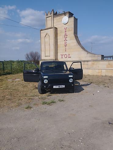niva sidenya: Lada Niva 4x4, qara rəngdə, 3 qapılı ofrout tipli SUV. Əsas — 7