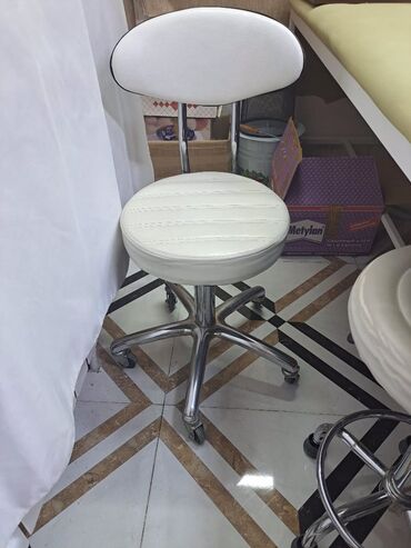 transformer masa: Ağ rəngli, bel dayaqlı, təkərli salon/ofis taburesi. - Oturacaq və