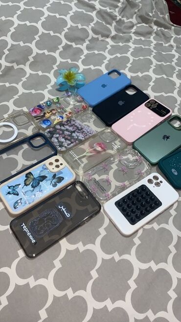 чехол для айфона: Набор чехлов для iPhone, включающий в себя разнообразные модели