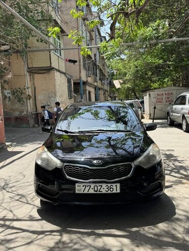 Kia: Qara rəngli Kia Forte avtomobili. Bu sedan gündəlik istifadə üçün