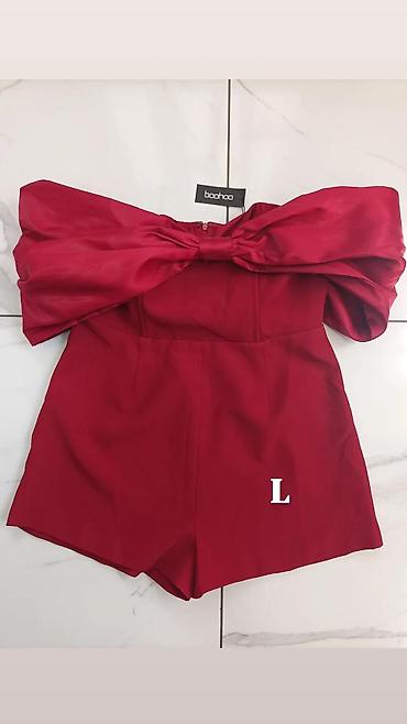 svecani top: Elegantni crveni kratki kombinezon sa spuštenim ramenima i — 2