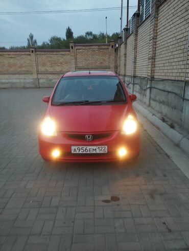рейка на хонда фит: Красный хэтчбек Honda Fit с включенными фарами ближнего света и