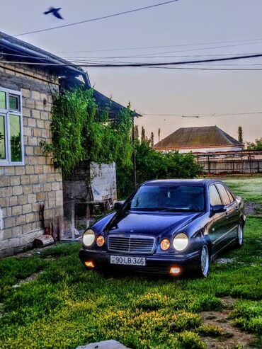 Mercedes-Benz: Mercedes-Benz E 230: 2.3 l | 1997 il Sedan