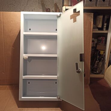 Oprema i sredstva za zaštitu: Izuzetno očuvan metalni ormarić za prvu pomoć sa dva ključa i — 3