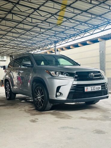 runx alex: Серебристый кроссовер Toyota Highlander с черными литыми дисками