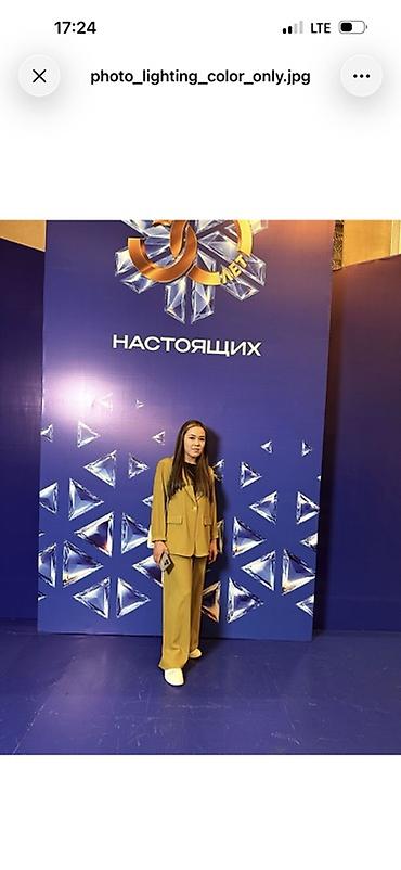 маткриалы брючные: Женский брючный костюм в горчичном цвете - Стиль: современный — 1