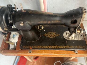 авто регистратор: Qədimi tikiş maşını satılır 🧵 Əl ilə işləyən, naxışlı dekorlu. 🔧