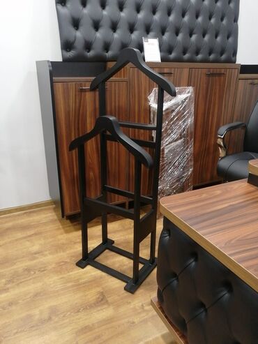 Manekenlər: Paltar asmaq üçün nəzərdə tutulmuş qara rəngli, dayanıqlı metal